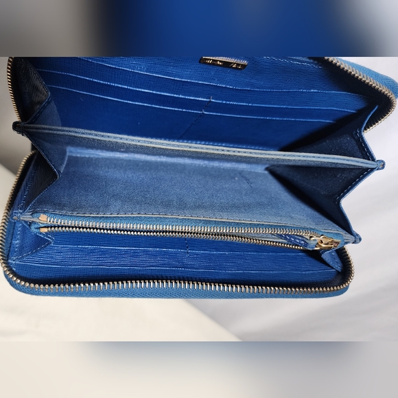 Fendi Selleria long zip. Slight fading int cloth pockets. Liggt coin residue - Picture 10 of 16